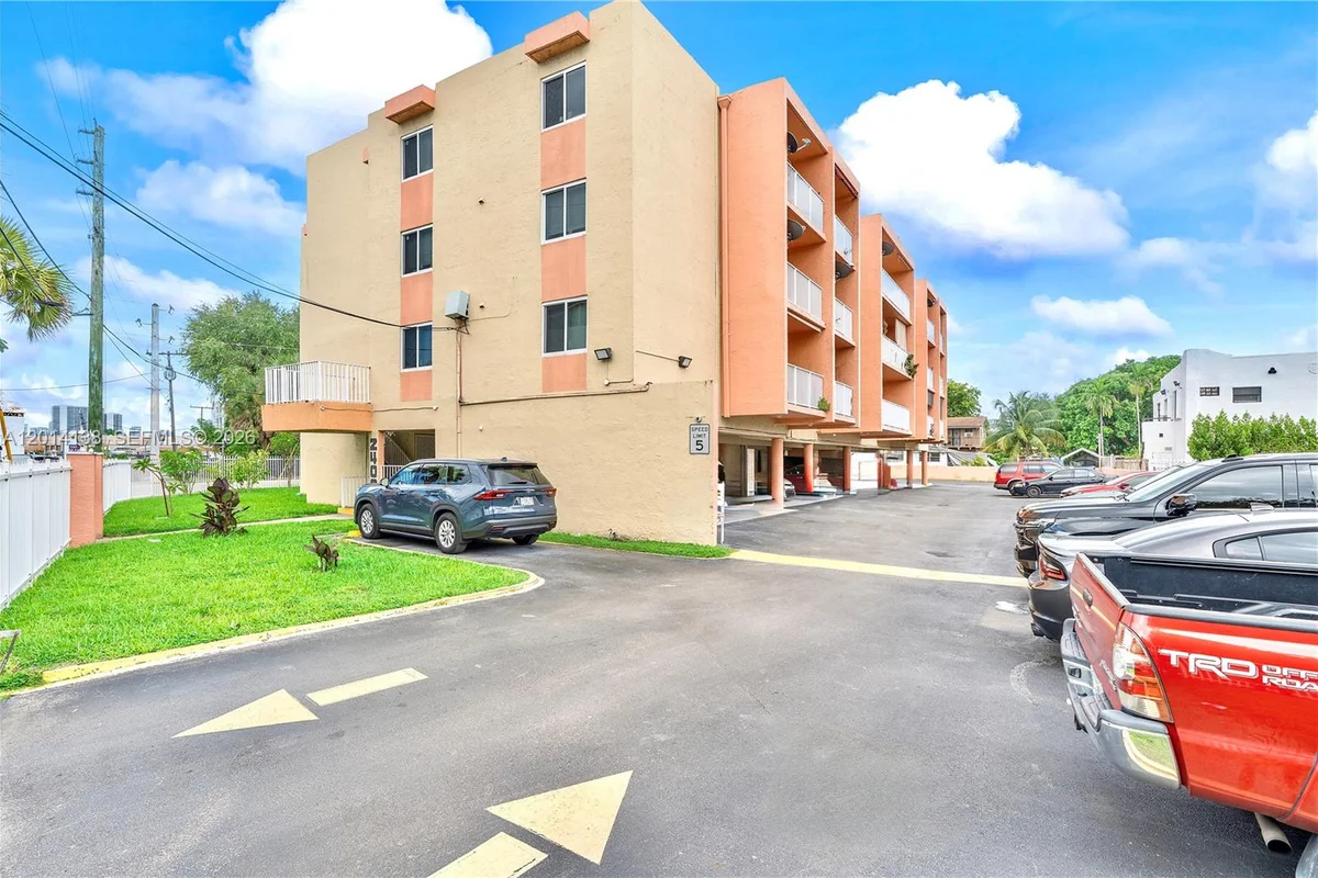 2400 NW 16th St Rd, Miami: photo 1 of 47