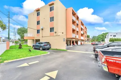 2400 NW 16th St Rd, Miami: photo 1 of 47