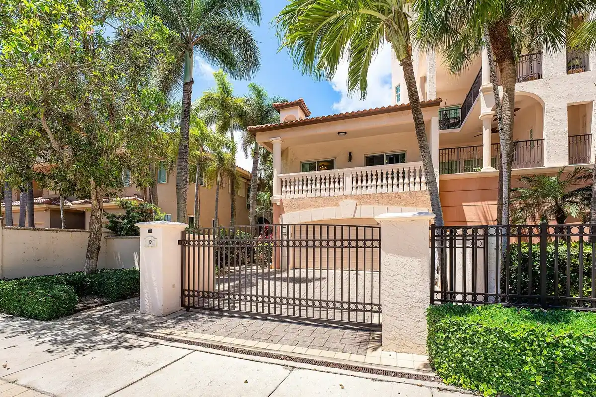 19 Hendricks Isle, Fort Lauderdale: photo 1 of 39