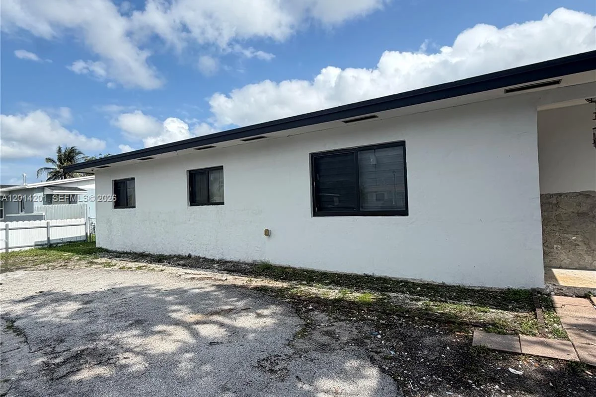 1410 NW 199th St, Miami Gardens: photo 1 of 15