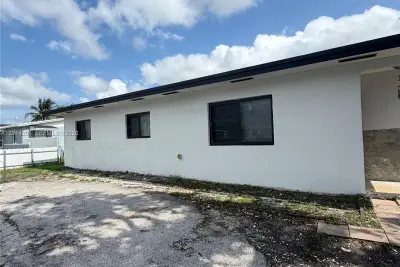 1410 NW 199th St, Miami Gardens: photo 1 of 15