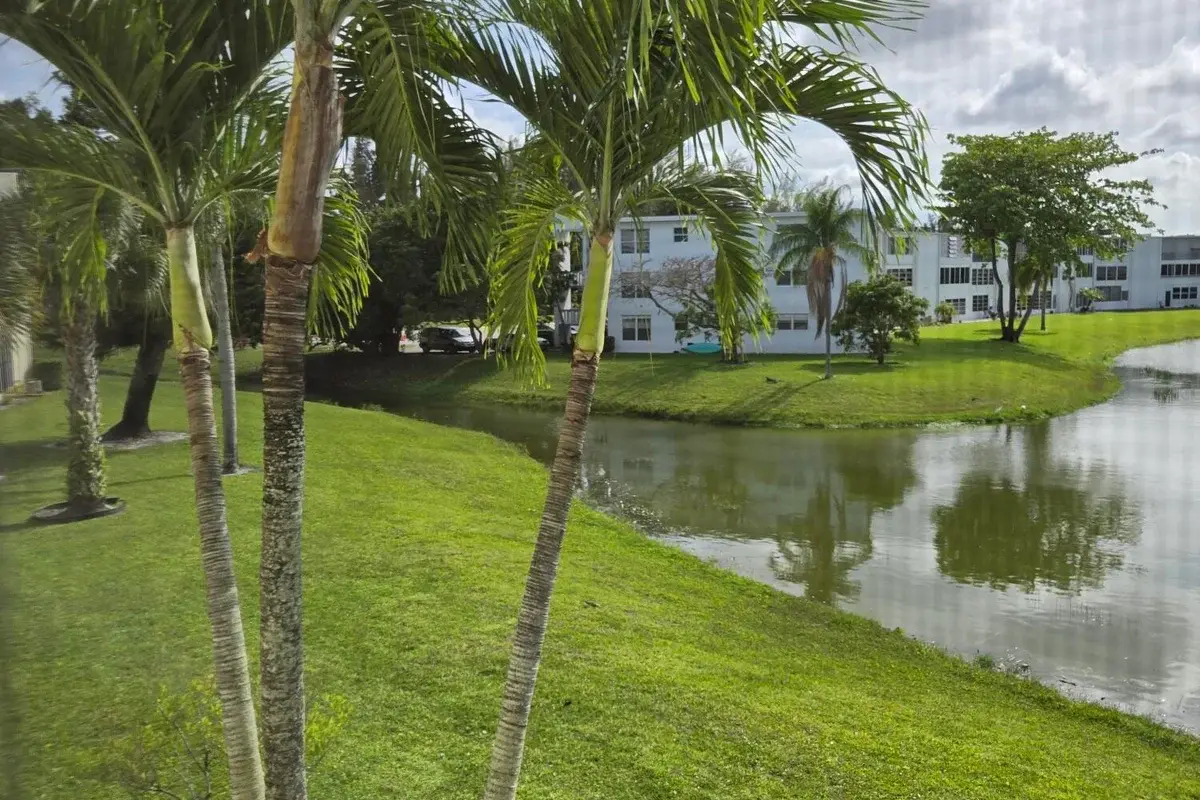 Condo in West Palm Beach: photo 1 of 21