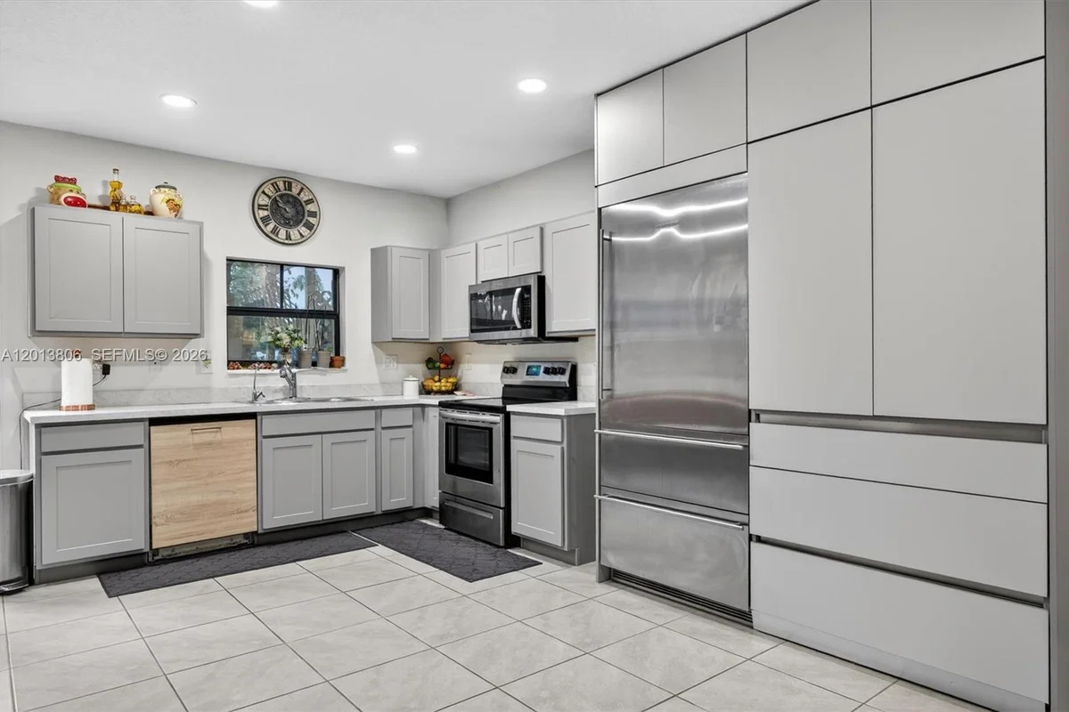 310 NE 1st Dr, Florida City: photo 1 of 51