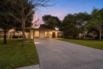 1379 NE 177th St, North Miami Beach: photo 1 of 19