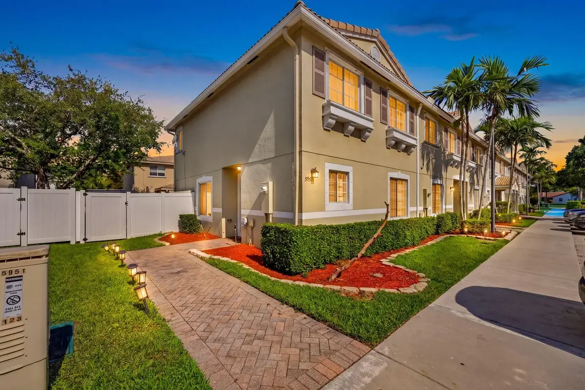 5951 Manchester Way, Tamarac: photo 1 of 41