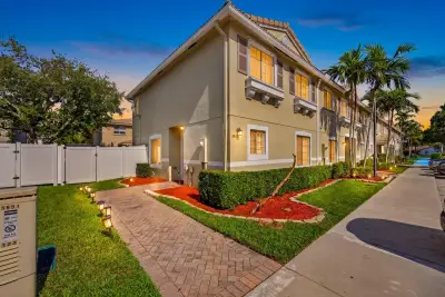 5951 Manchester Way, Tamarac: photo 1 of 41