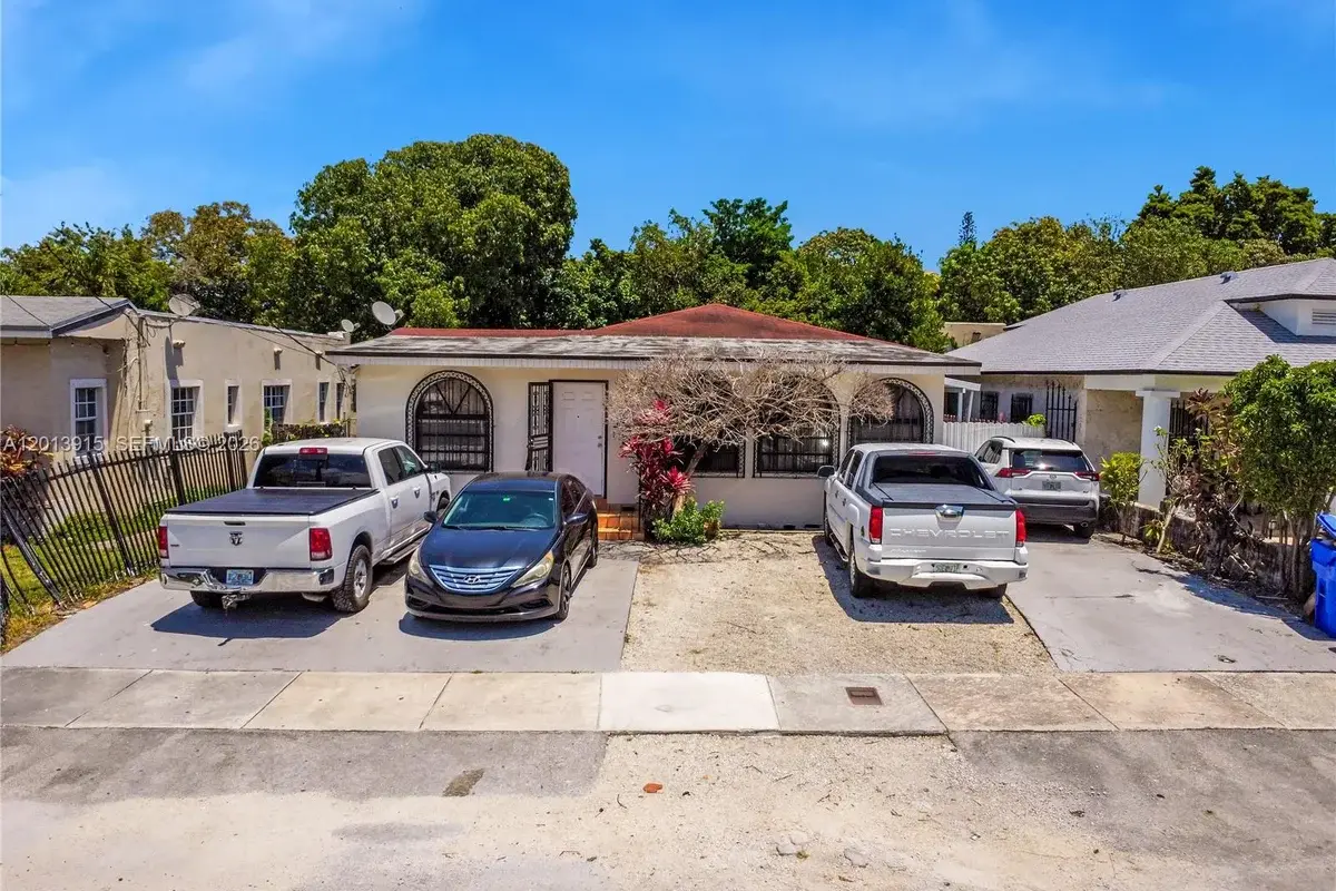 201 NW 25th Ave, Miami: photo 1 of 37