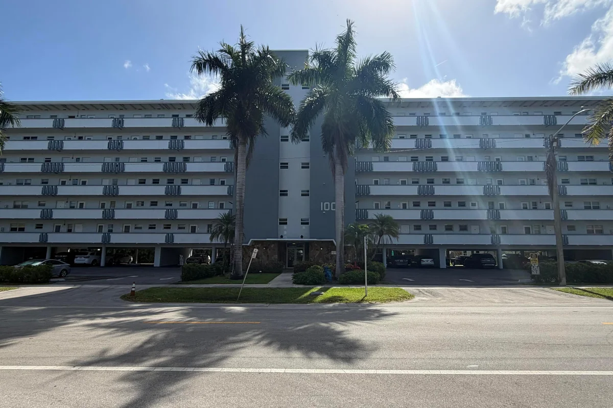 1000 NE 14th Ave #304, Hallandale Beach: photo 1 of 12