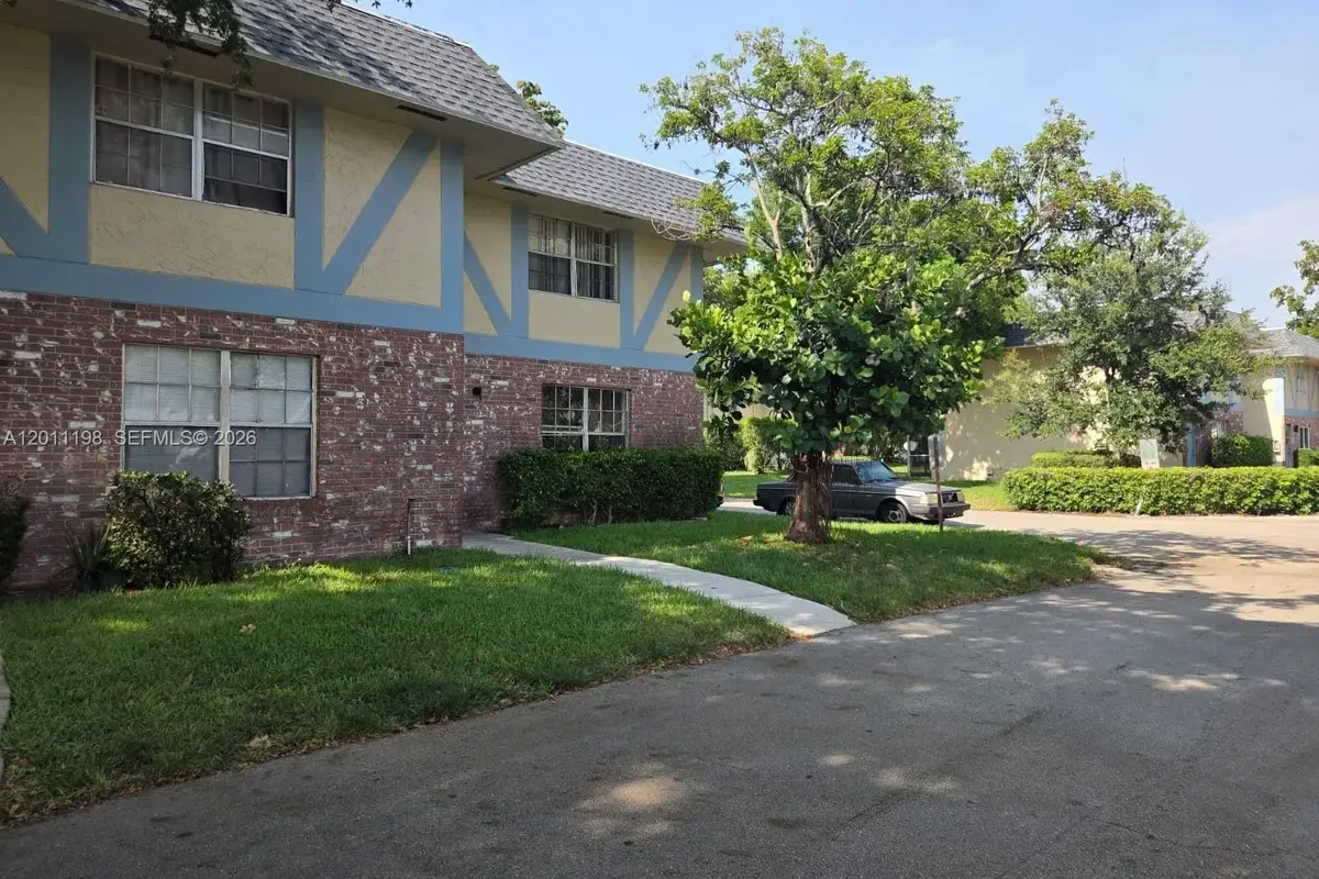 7505 Kimberly Blvd #122, North Lauderdale: photo 1 of 5