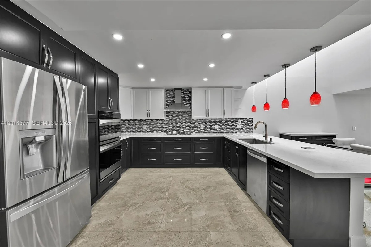 Townhouse in Sunny Isles Beach: photo 1 of 26