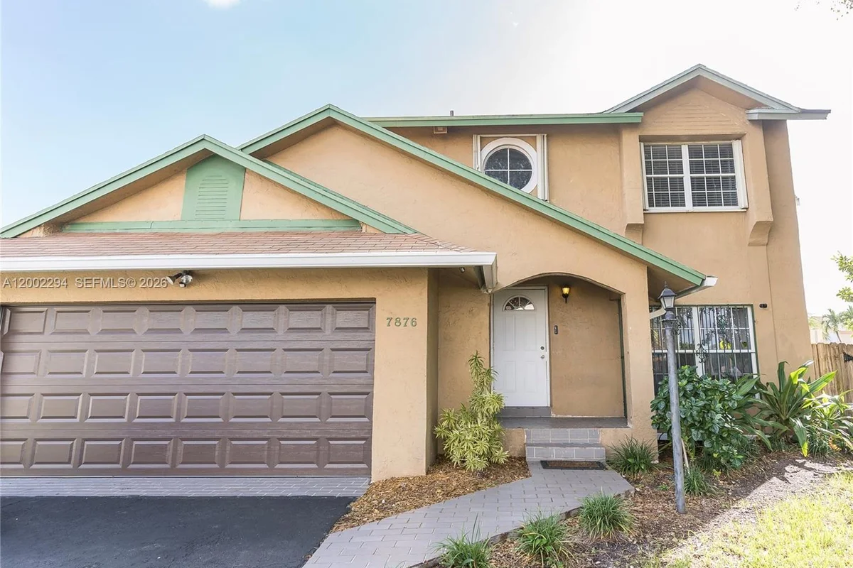 7876 NW 189th St, Hialeah: photo 1 of 24