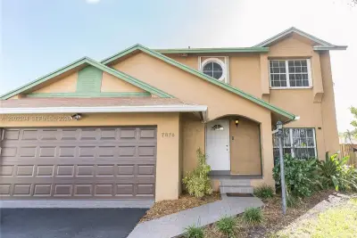 7876 NW 189th St, Hialeah: photo 1 of 24