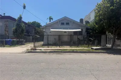 1236 NW 5th St, Miami: photo 1 of 4