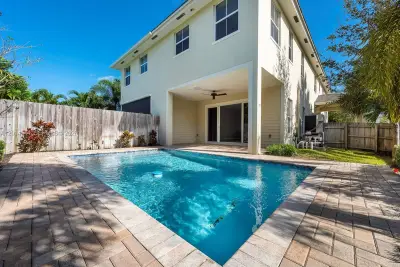 1031 NE 13th Ave, Fort Lauderdale: photo 1 of 37