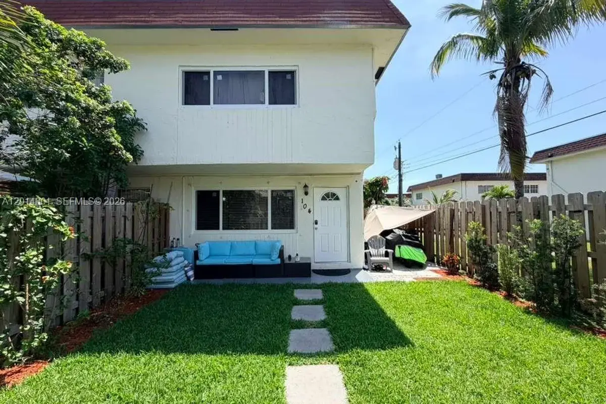 1500 NE 151st St #104, Miami: photo 1 of 29