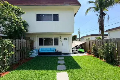 1500 NE 151st St #104, Miami: photo 1 of 29