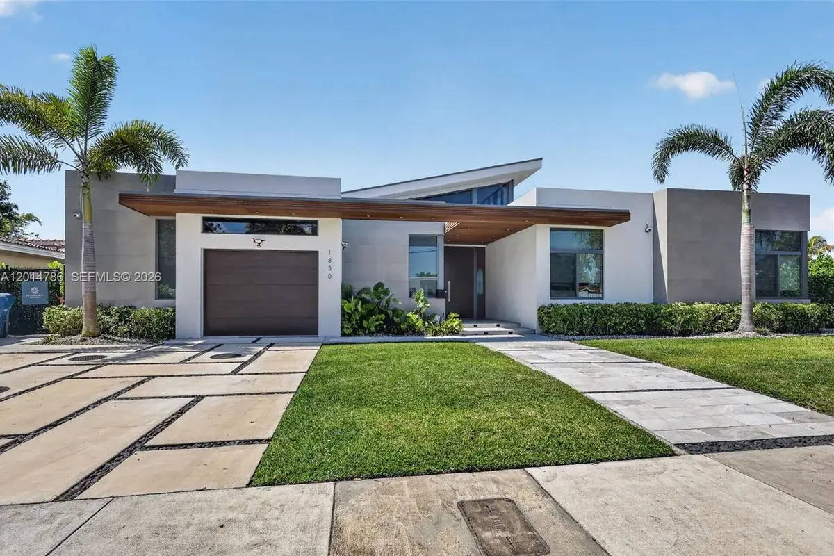 1830 NE 193rd St, Miami: photo 1 of 42
