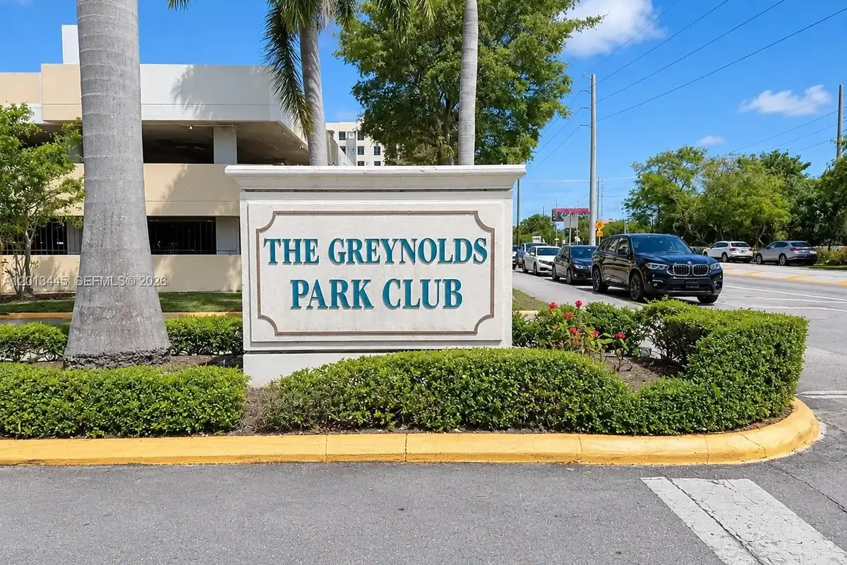 17890 W Dixie Hwy #519, North Miami Beach: photo 1 of 36