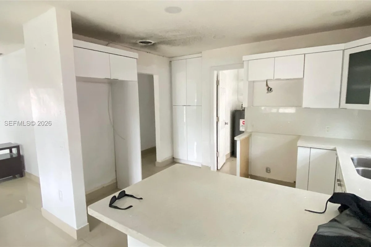 530 NW 99th St, Miami: photo 1 of 37