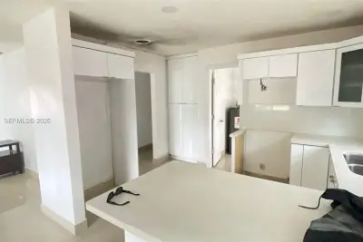 530 NW 99th St, Miami: photo 1 of 37