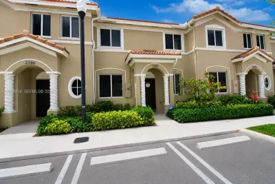 2382 SE 10th St, Homestead: photo 1 of 27