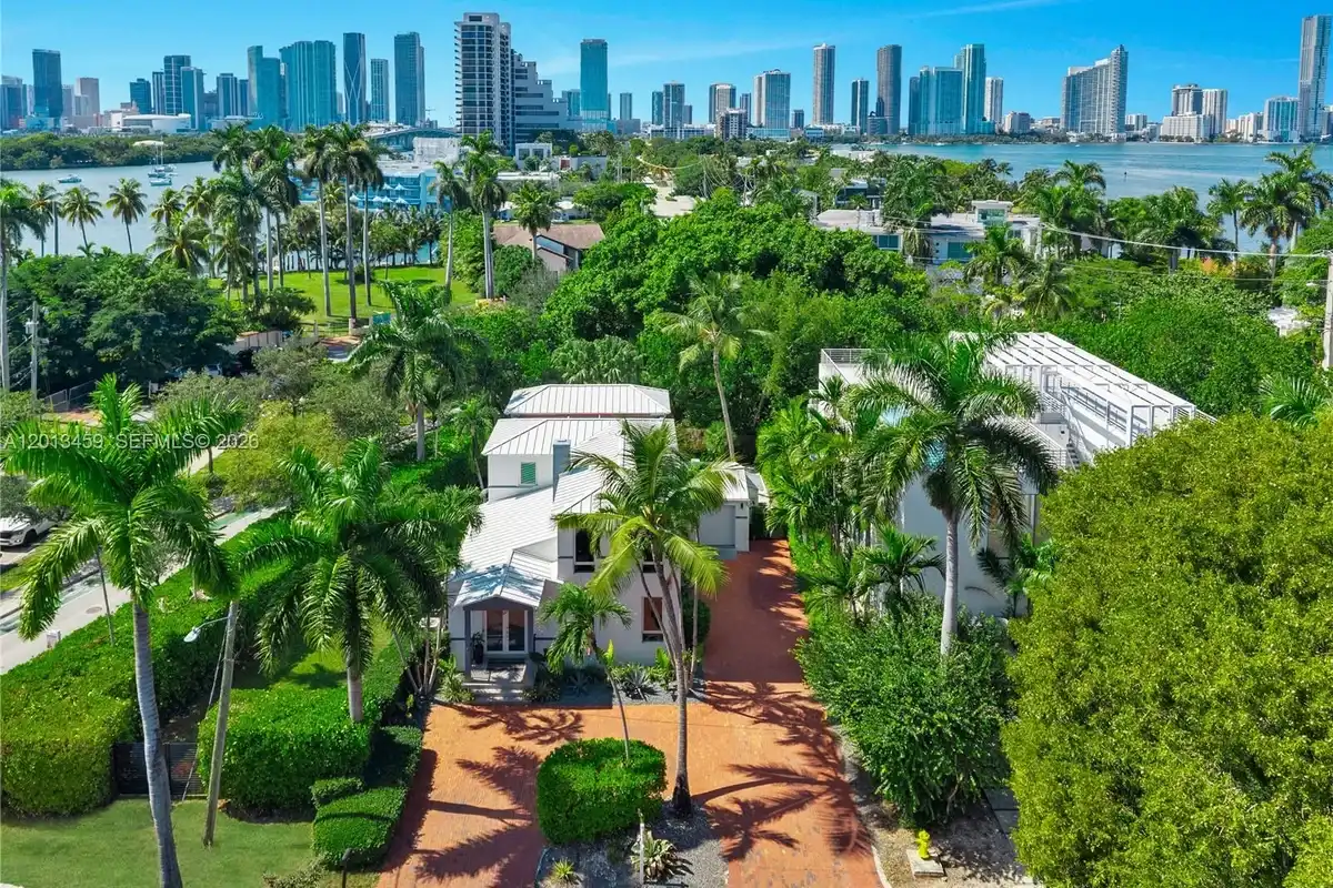 1281 S Venetian Way, Miami: photo 1 of 48