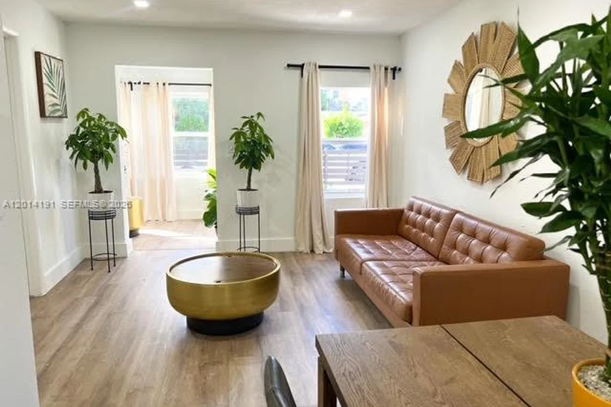 1025 NW 55th St, Miami: photo 1 of 20