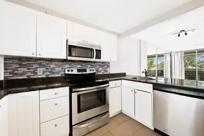 113 Royal Park Dr #2h, Oakland Park: photo 1 of 40