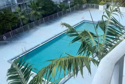 488 NW 165th St Rd #B-512, Miami: photo 1 of 14
