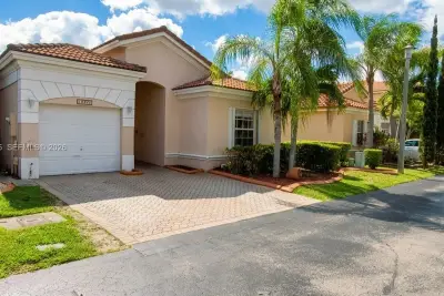 10273 SW 162nd Ct, Miami: photo 1 of 33