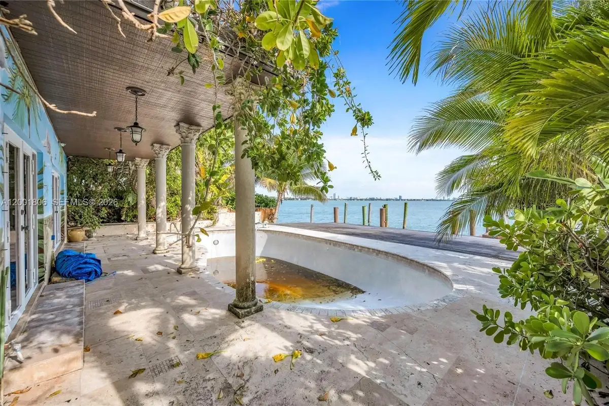 House in Miami Beach: photo 1 of 35