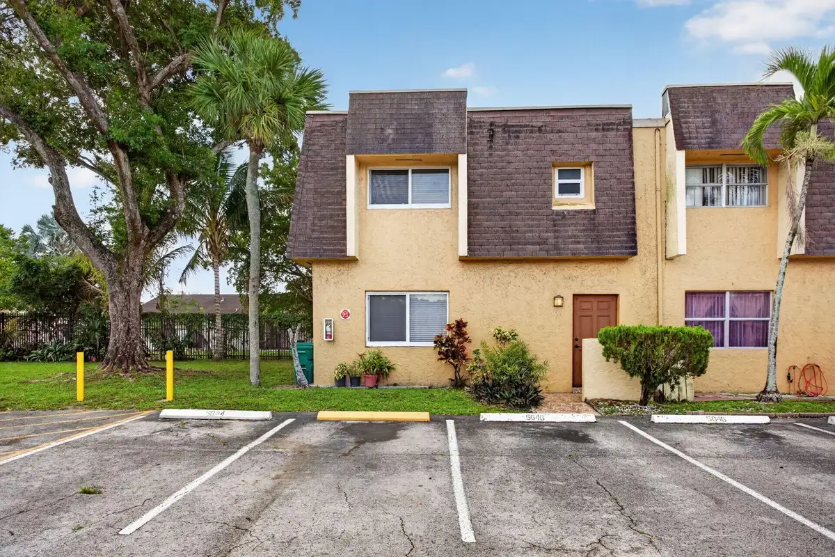 5646 Blueberry Ct #23, Lauderhill: photo 1 of 36