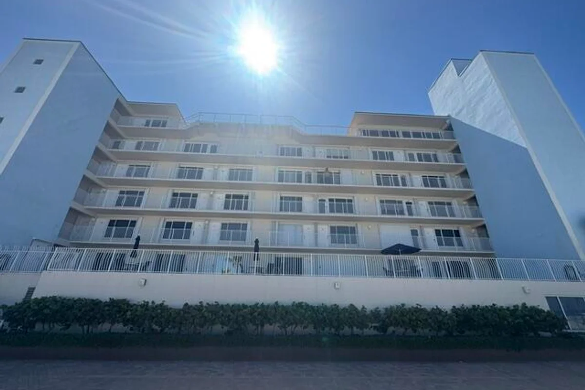 300 Oregon St #502, Hollywood: photo 1 of 16