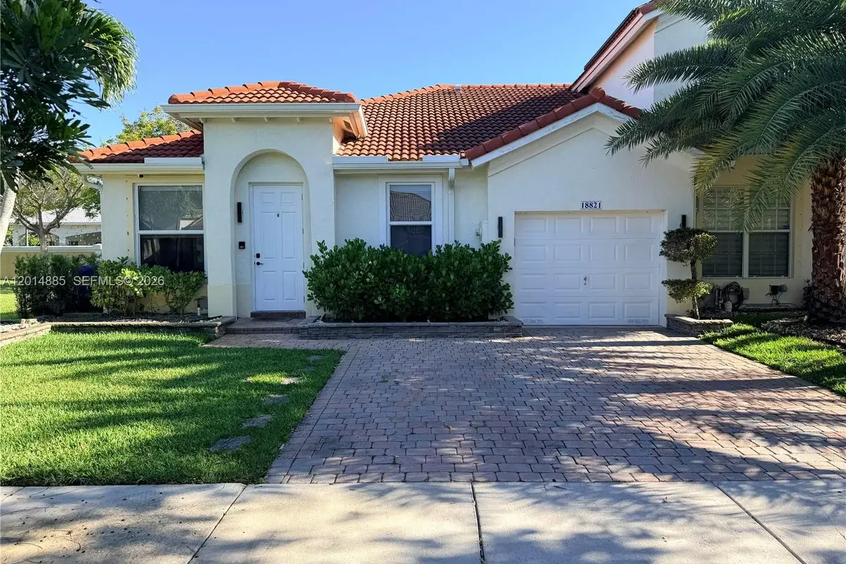 Townhouse in Miramar: photo 1 of 28