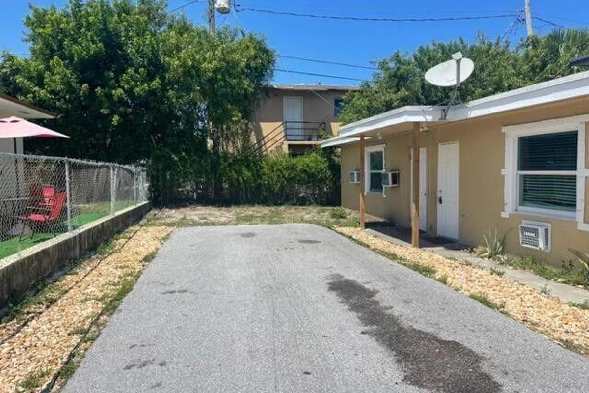 725 21st St #2, West Palm Beach: photo 1 of 15