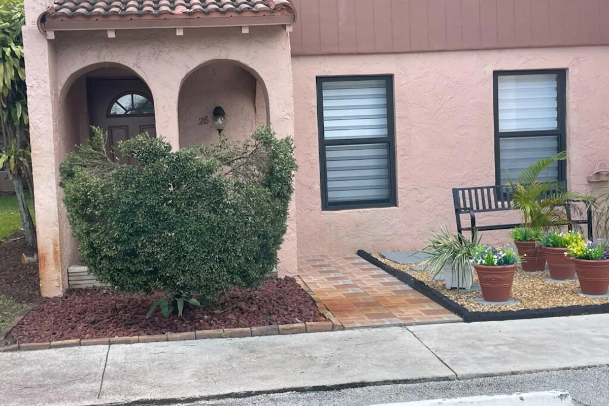 28 Madrid Ln, Davie: photo 1 of 14