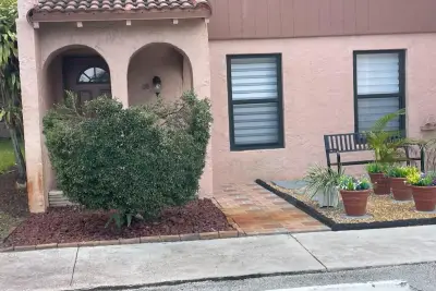 28 Madrid Ln, Davie: photo 1 of 14