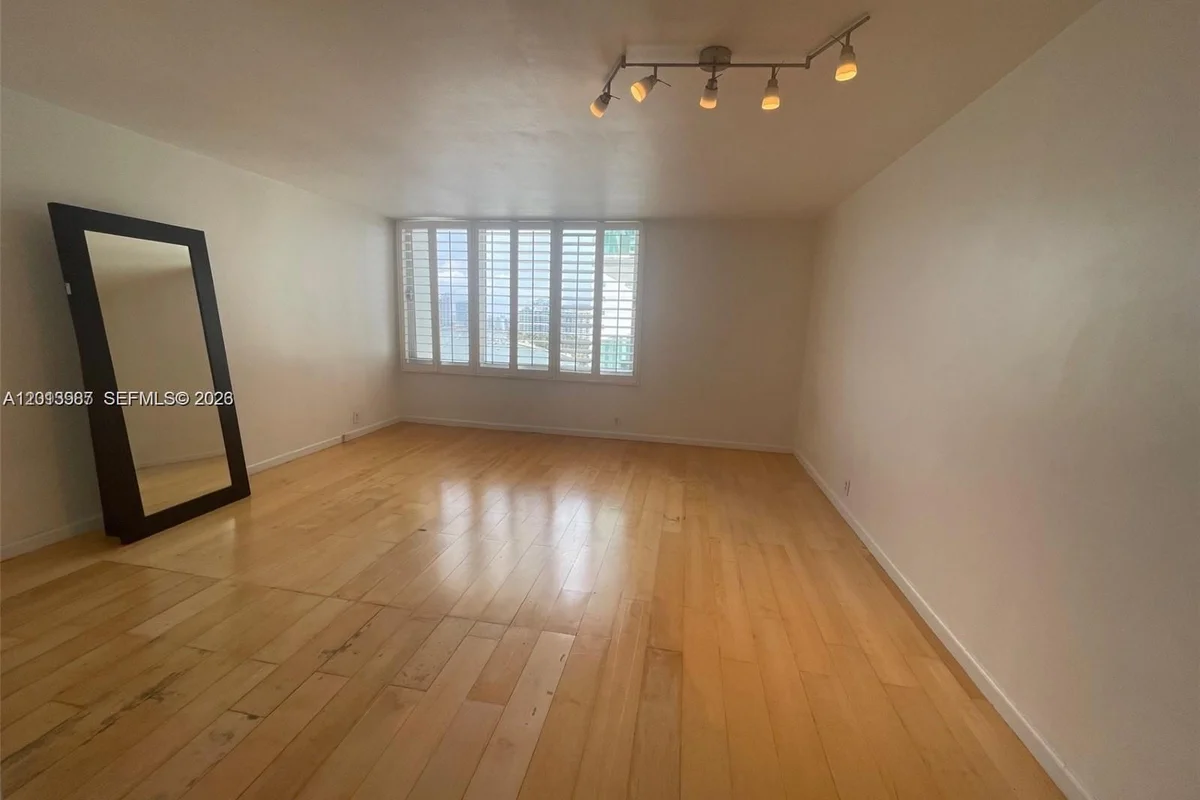 1000 W Ave #1122, Miami Beach: photo 1 of 6