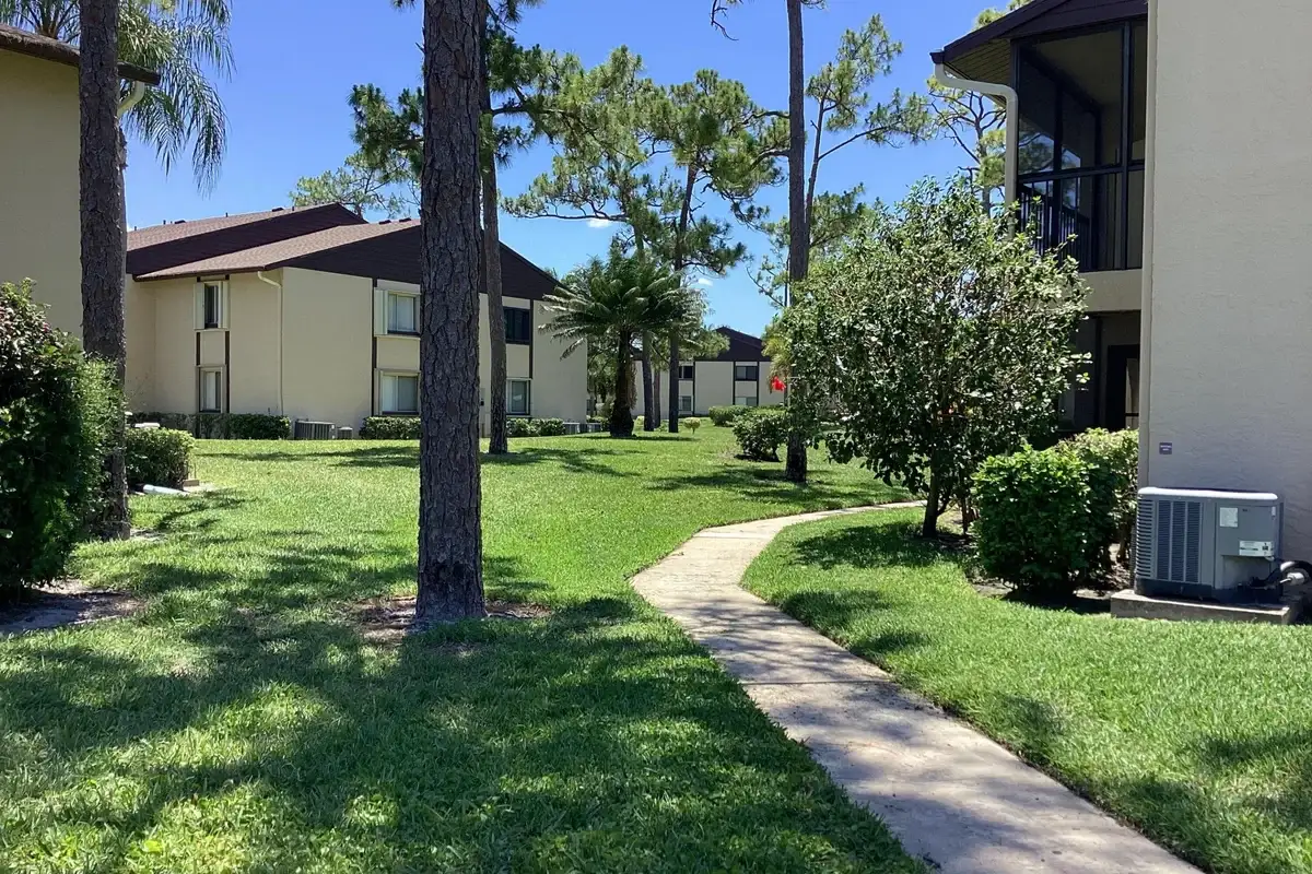 410 Pine Glen Ln #B-2, Lake Worth: photo 1 of 36