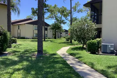 410 Pine Glen Ln #B-2, Lake Worth: photo 1 of 36