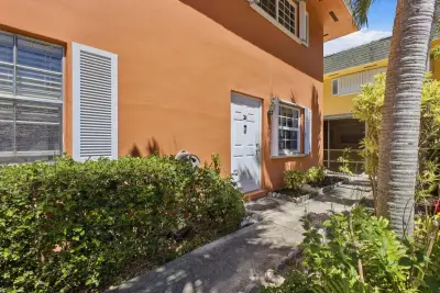2200 Monroe St #24, Hollywood: photo 1 of 31