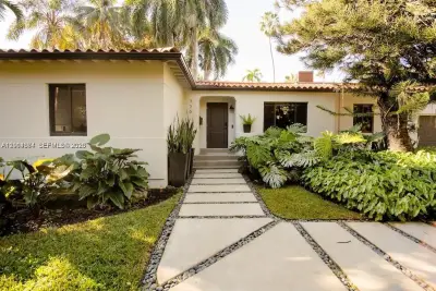 336 NE, El Portal: photo 1 of 27