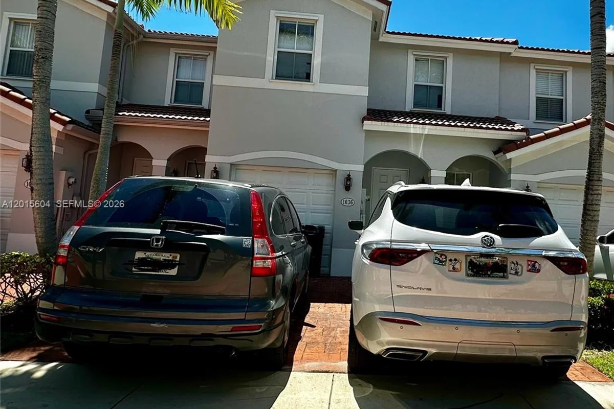 1036 NE 208th St, Miami: photo 1 of 16