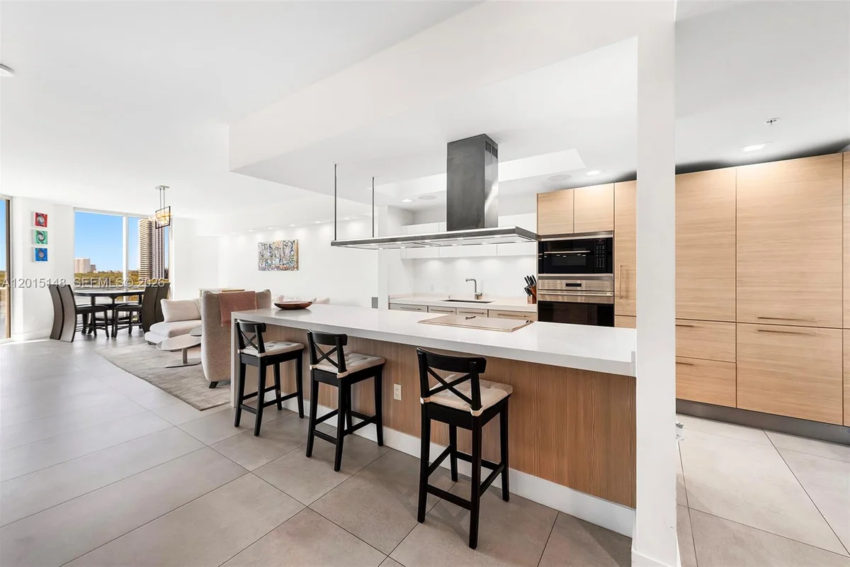 17111 Biscayne Blvd #606, North Miami Beach: photo 1 of 35
