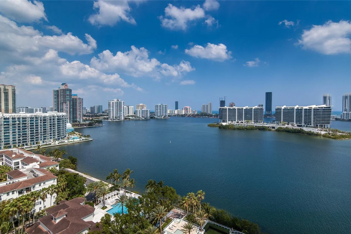 Condo in Aventura: photo 1 of 15