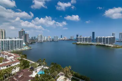 Condo in Aventura: photo 1 of 15