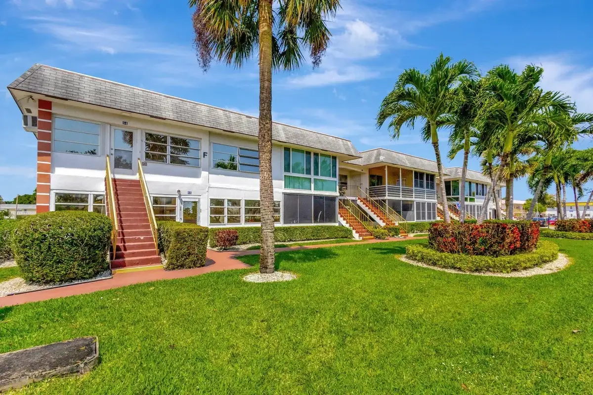 52 Plymouth F, West Palm Beach: photo 1 of 37