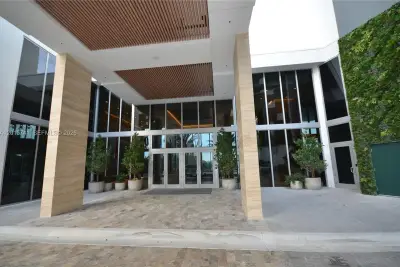 16385 Biscayne Blvd #519, North Miami Beach: photo 1 of 101