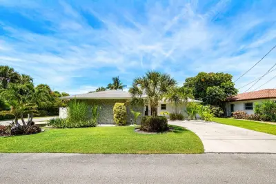 106 Periwinkle Dr, Hypoluxo: photo 1 of 62