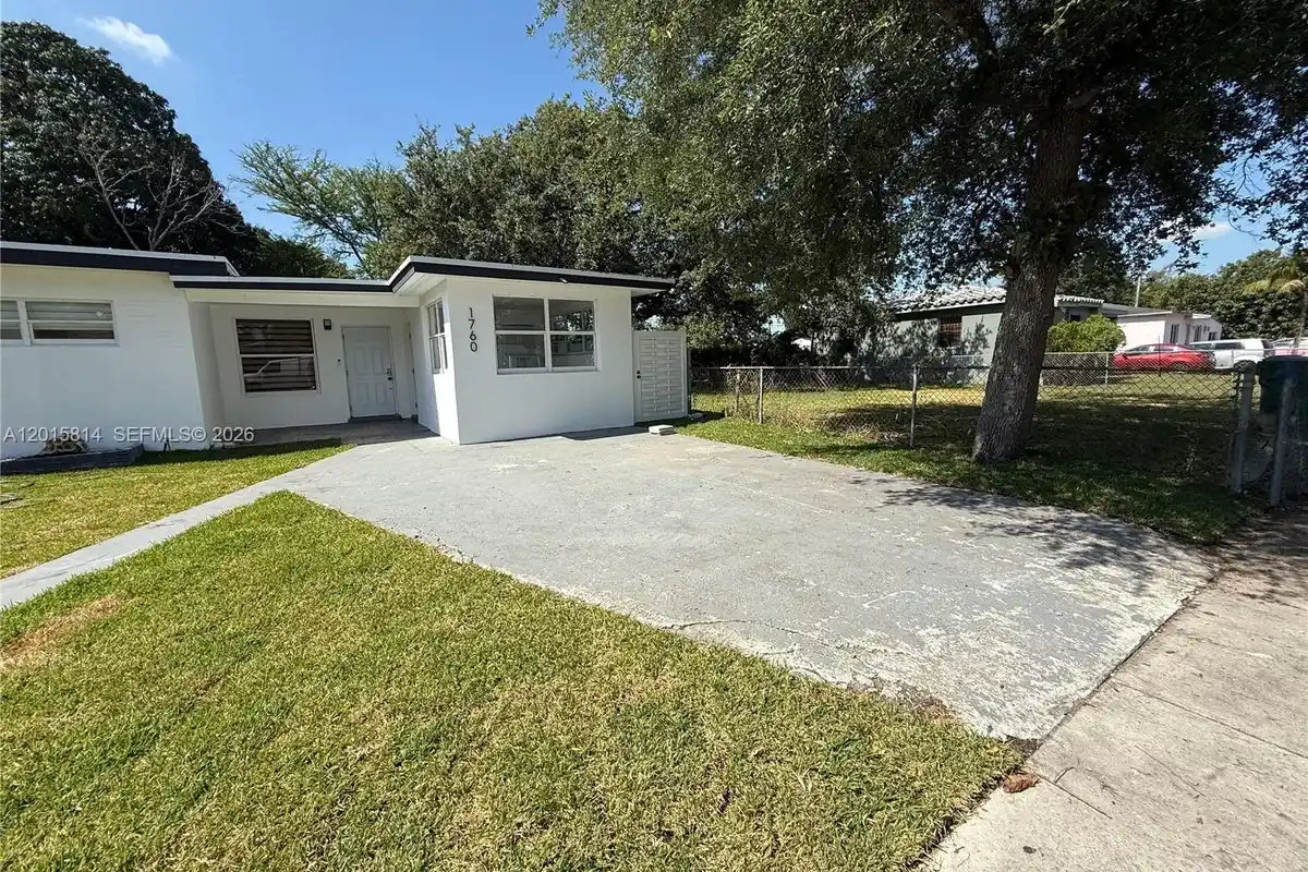 1760 NW 84th St, Miami: photo 1 of 22